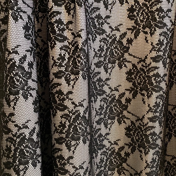 Beautiful lace rose skirt - Picture 2 of 7